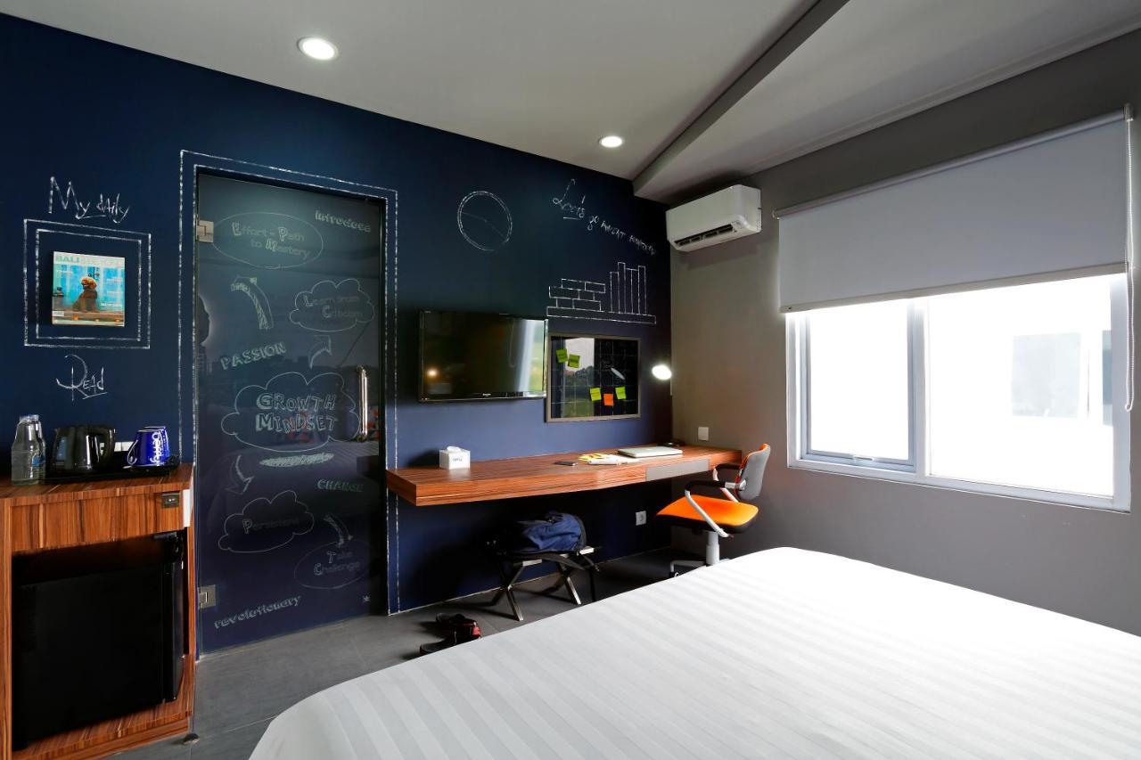 Berry Biz Hotel Sunset Road Seminyak Extérieur photo