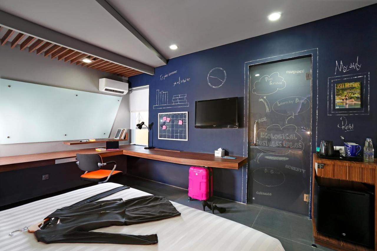 Berry Biz Hotel Sunset Road Seminyak Extérieur photo