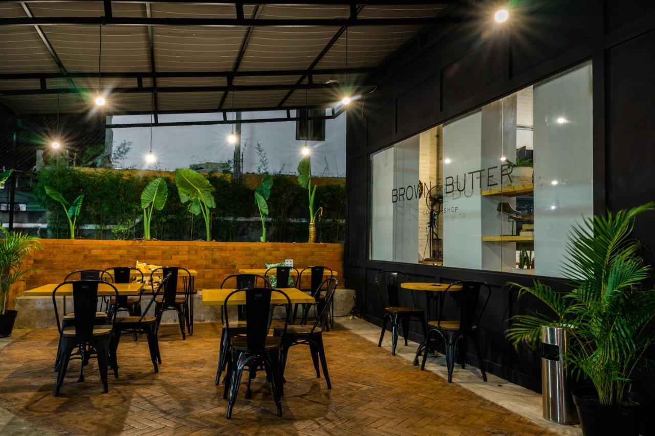 Berry Biz Hotel Sunset Road Seminyak Extérieur photo