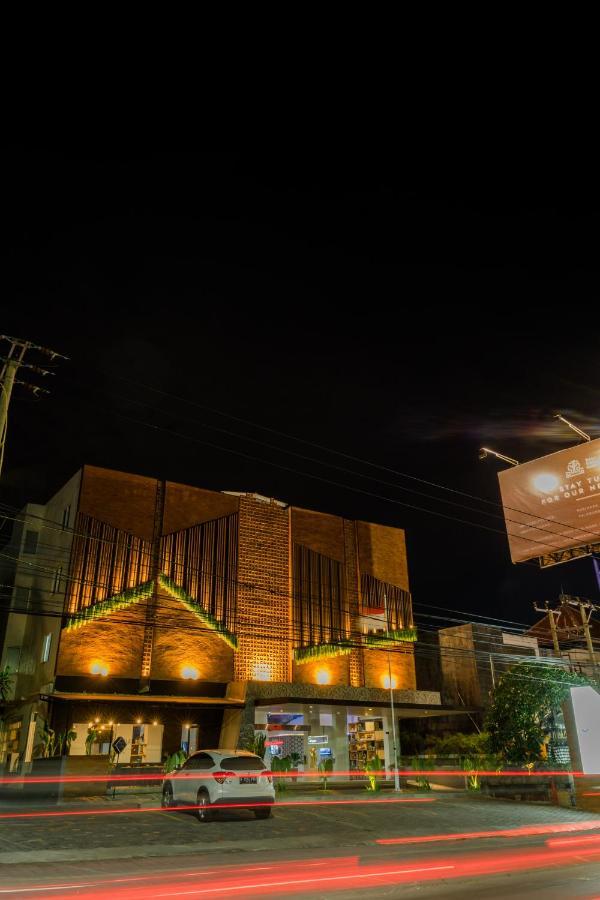 Berry Biz Hotel Sunset Road Seminyak Extérieur photo