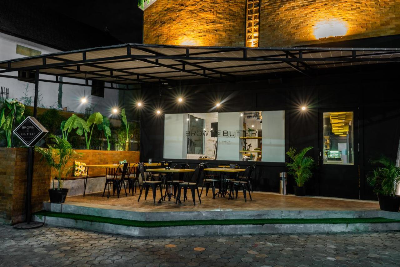 Berry Biz Hotel Sunset Road Seminyak Extérieur photo